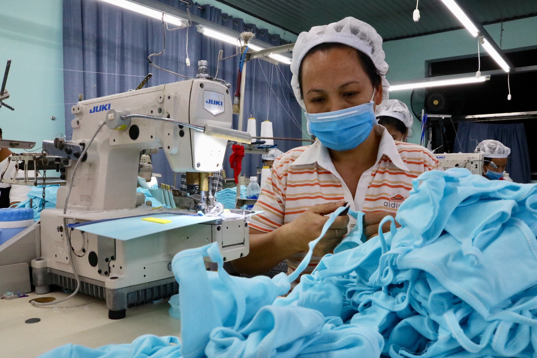 Doanh nghiệp dệt may tặng 70.000 khẩu trang vải kháng khuẩn cho người dân - Ảnh 2.