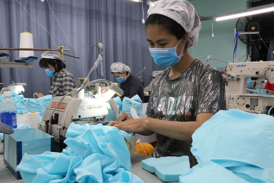 Doanh nghiệp dệt may tặng 70.000 khẩu trang vải kháng khuẩn cho người dân - Ảnh 4.