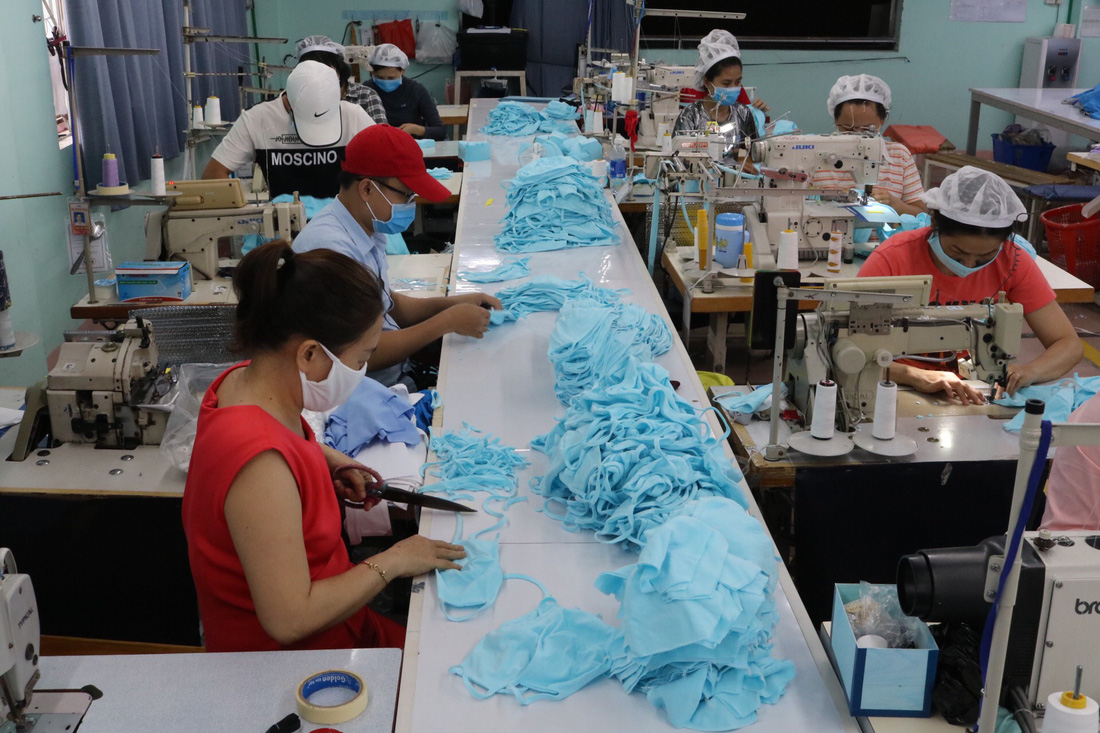 Doanh nghiệp dệt may tặng 70.000 khẩu trang vải kháng khuẩn cho người dân - Ảnh 1.