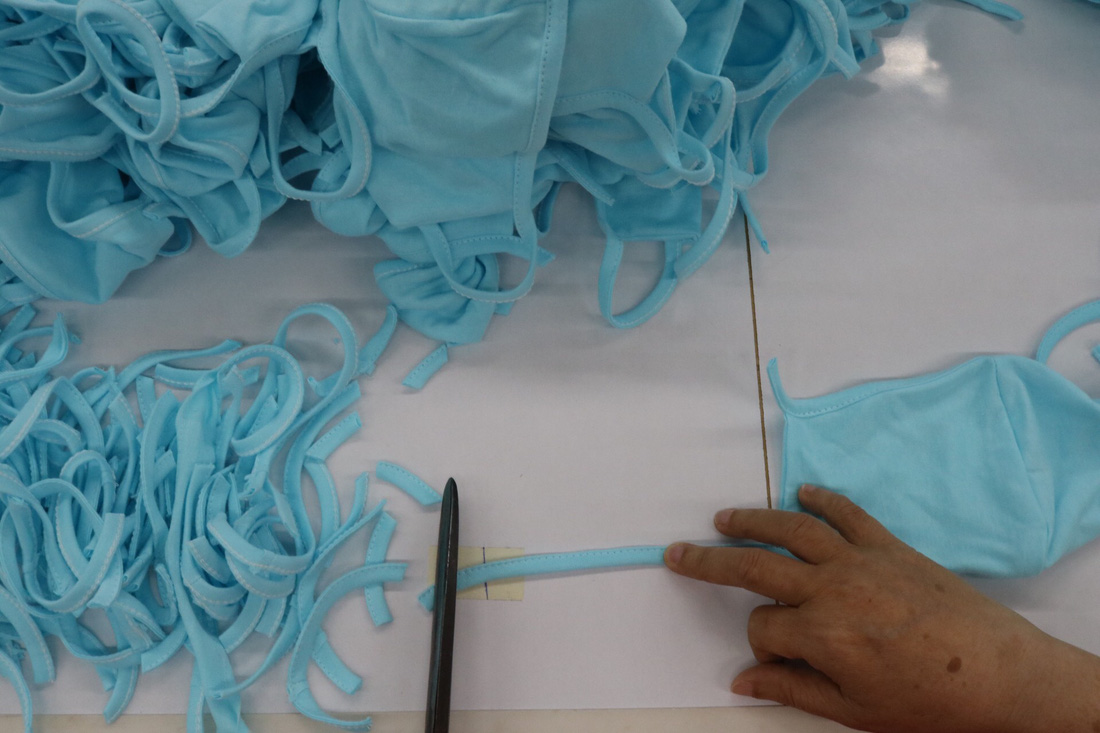 Doanh nghiệp dệt may tặng 70.000 khẩu trang vải kháng khuẩn cho người dân - Ảnh 5.