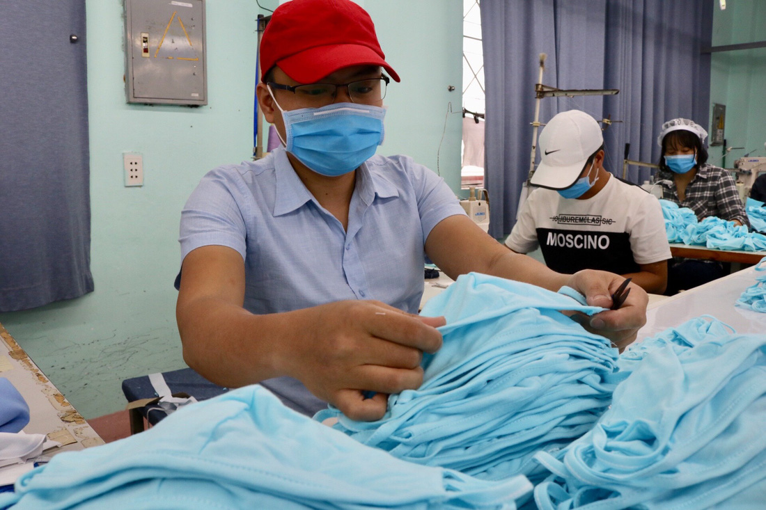 Doanh nghiệp dệt may tặng 70.000 khẩu trang vải kháng khuẩn cho người dân - Ảnh 6.