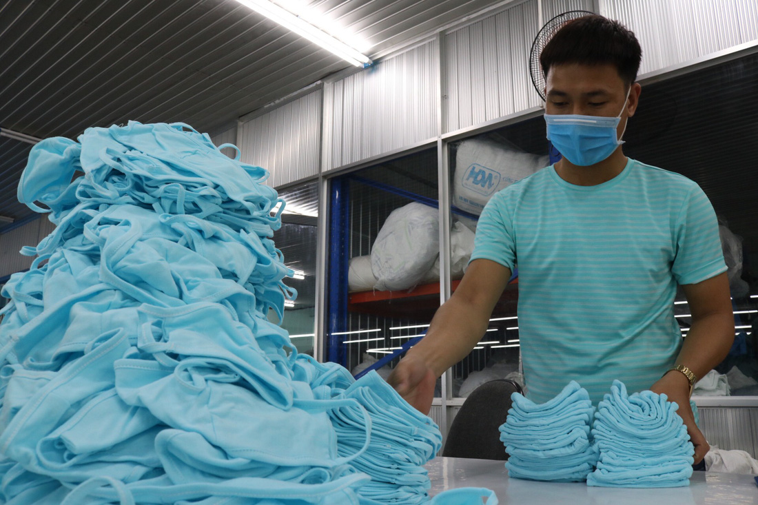 Doanh nghiệp dệt may tặng 70.000 khẩu trang vải kháng khuẩn cho người dân - Ảnh 7.