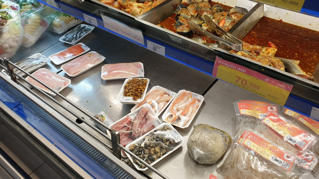 Giá thực phẩm giảm, người Sài Gòn tranh thủ cuối tuần đi siêu thị - Ảnh 11.