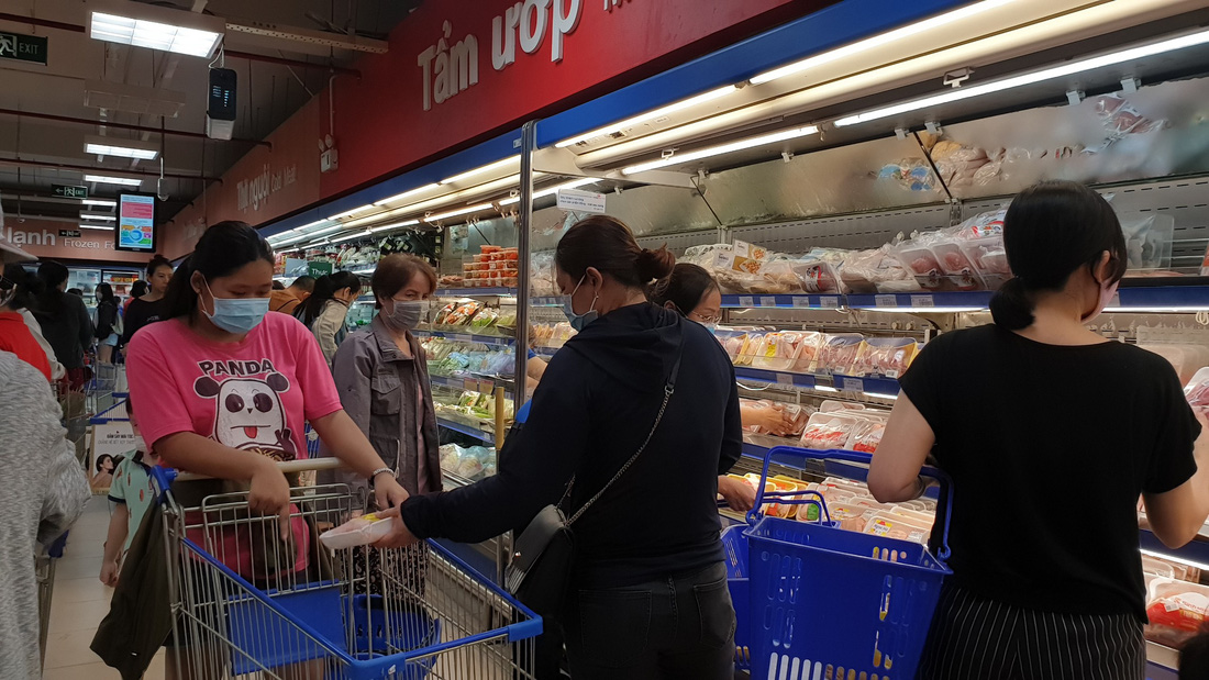 Giá thực phẩm giảm, người Sài Gòn tranh thủ cuối tuần đi siêu thị - Ảnh 8.