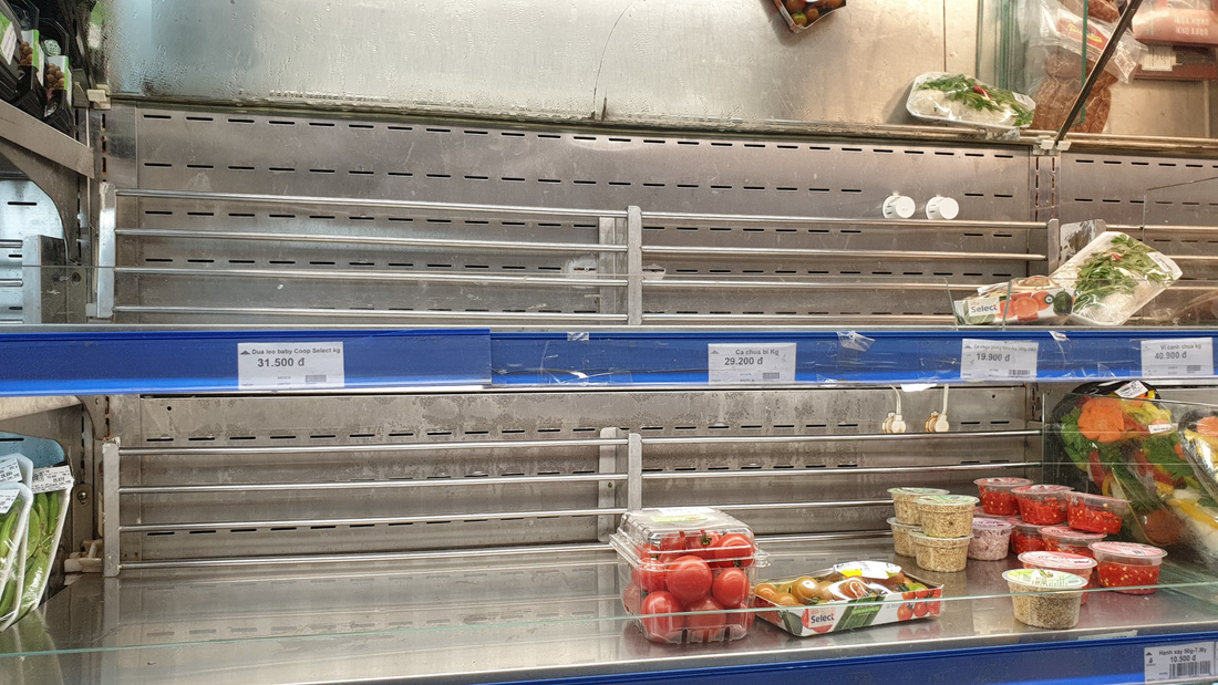 Giá thực phẩm giảm, người Sài Gòn tranh thủ cuối tuần đi siêu thị - Ảnh 3.