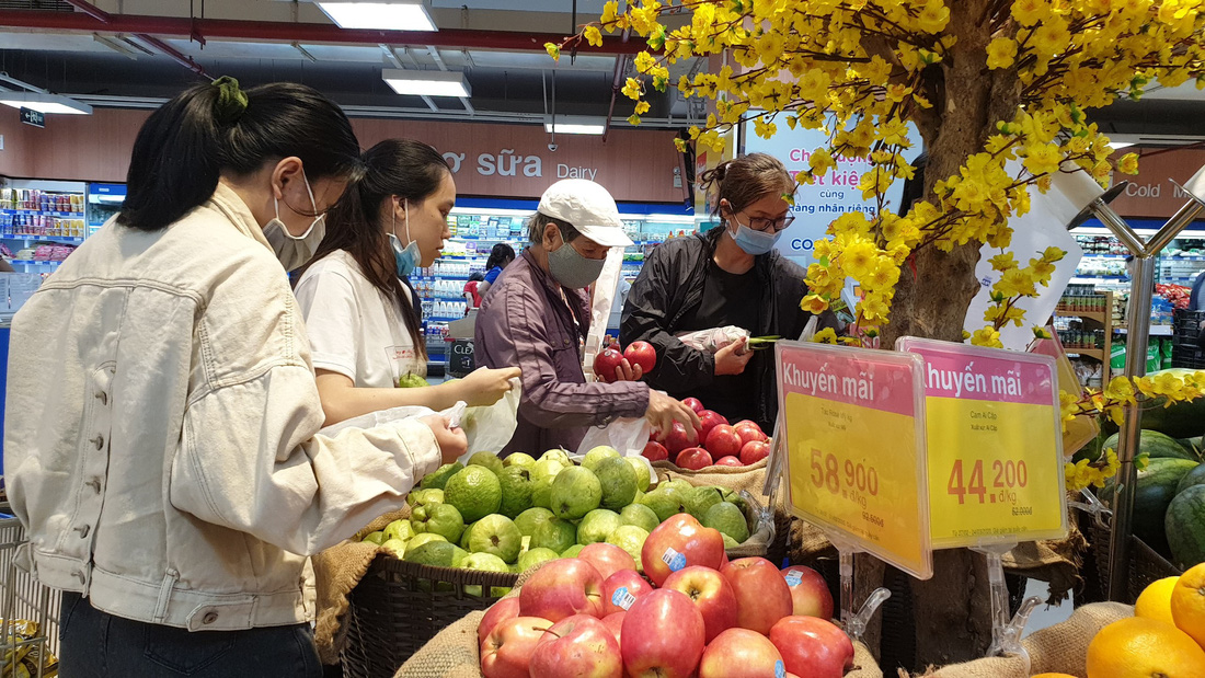 Giá thực phẩm giảm, người Sài Gòn tranh thủ cuối tuần đi siêu thị - Ảnh 9.