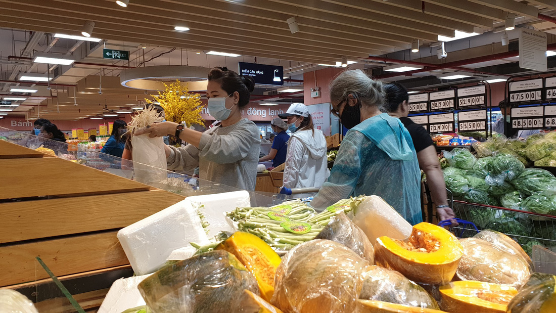 Giá thực phẩm giảm, người Sài Gòn tranh thủ cuối tuần đi siêu thị - Ảnh 7.