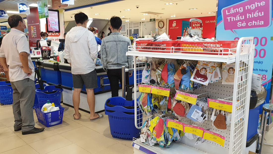 Giá thực phẩm giảm, người Sài Gòn tranh thủ cuối tuần đi siêu thị - Ảnh 13.