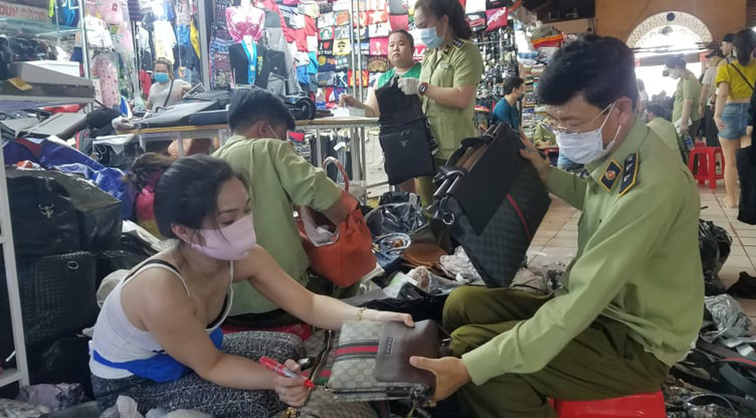 Tạm giữ hàng ngàn đồng hồ, túi xách... nghi giả hàng hiệu ở Saigon Square, chợ Bến Thành - Ảnh 5.