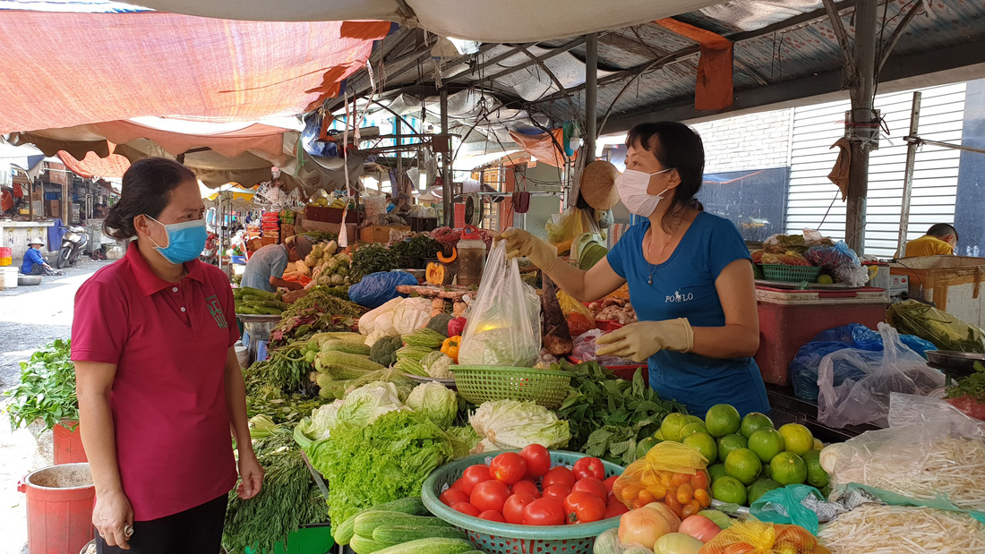 Siêu thị sẽ từ chối khách hàng không đeo khẩu trang, thân nhiệt cao - Ảnh 7.