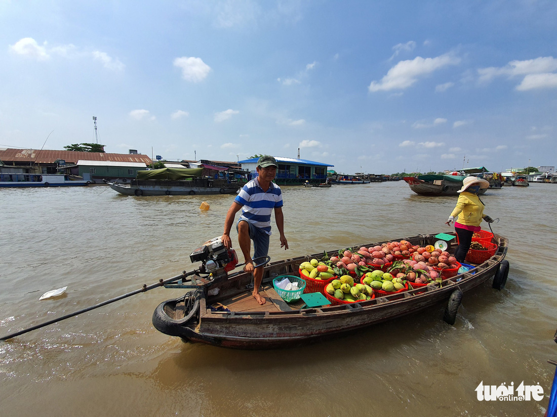 Ngày đầu áp dụng việc đeo khẩu trang nơi công cộng: Người đeo người không - Ảnh 8.