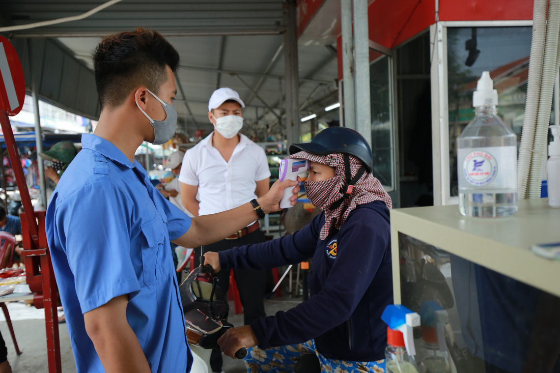 Muốn vào chợ phải mang khẩu trang, đo thân nhiệt phòng dịch COVID-19 - Ảnh 4.