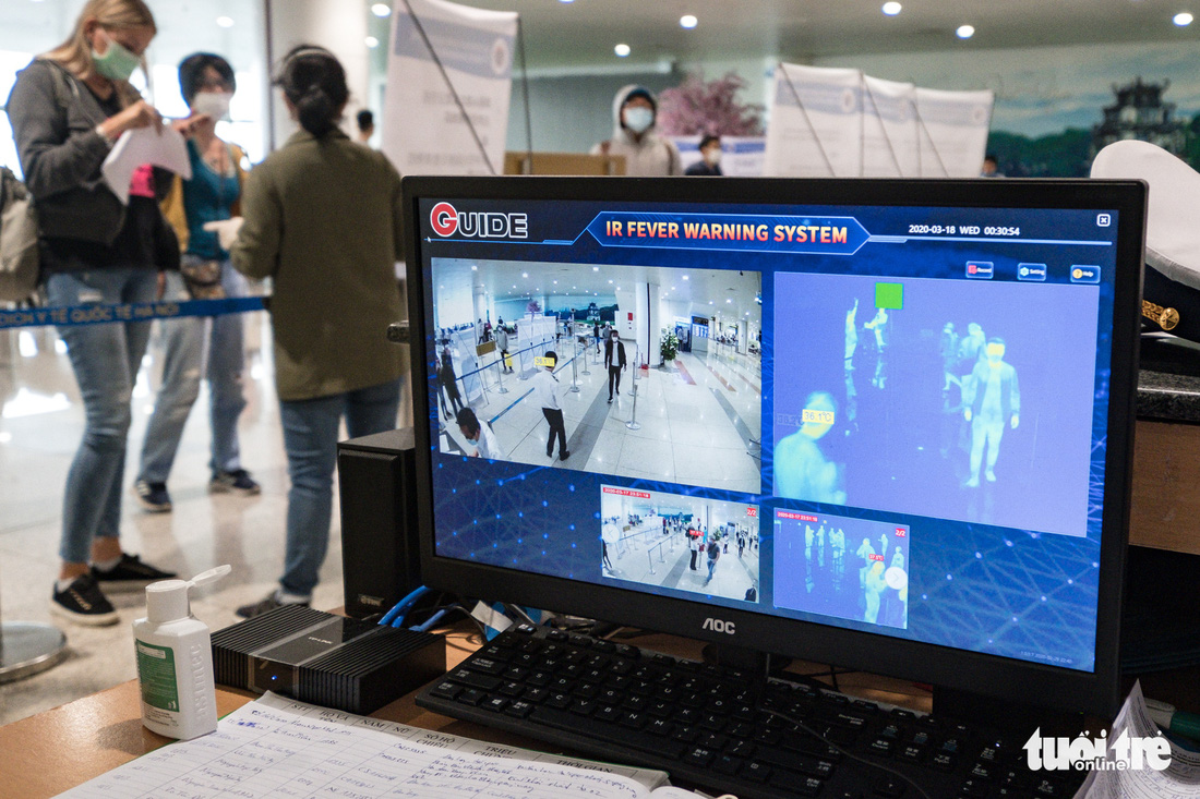Cận cảnh việc lấy mẫu xét nghiệm COVID-19 tại sân bay Nội Bài - Ảnh 3.
