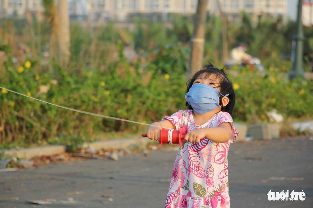 Trẻ em thời COVID-19: đeo khẩu trang chơi thả diều - Ảnh 4.