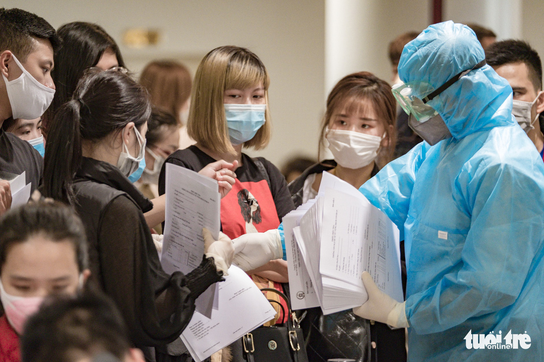 Cận cảnh việc lấy mẫu xét nghiệm COVID-19 tại sân bay Nội Bài - Ảnh 7.