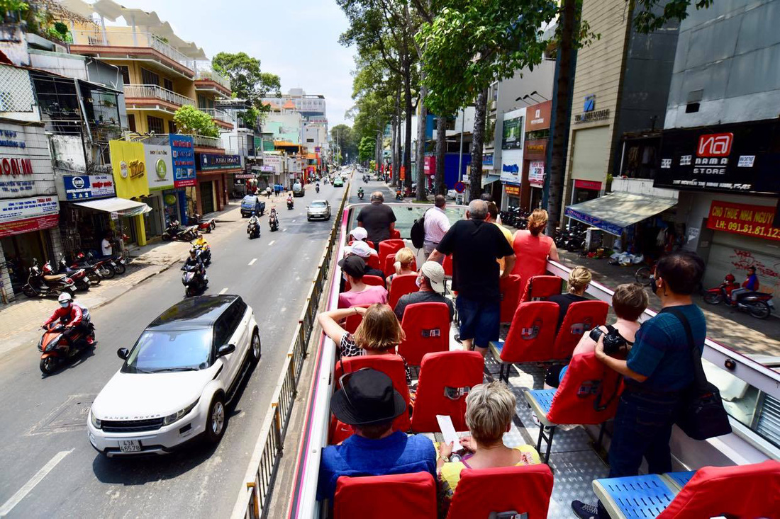 Sau 14 ngày cách ly, đoàn du khách Pháp đi xe buýt 2 tầng tham quan Sài Gòn - Ảnh 5.