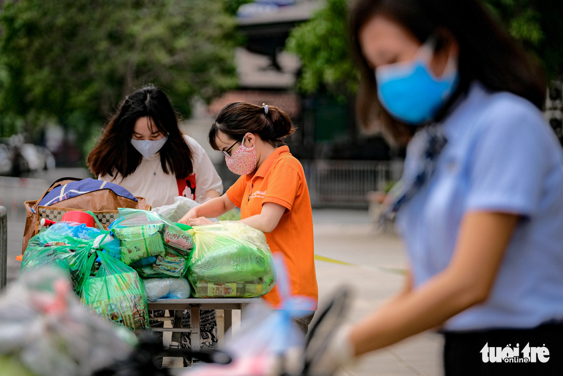 Cách ly, phun khử trùng chung cư 400 hộ có người nhiễm COVID-19 ở Hà Nội - Ảnh 3.