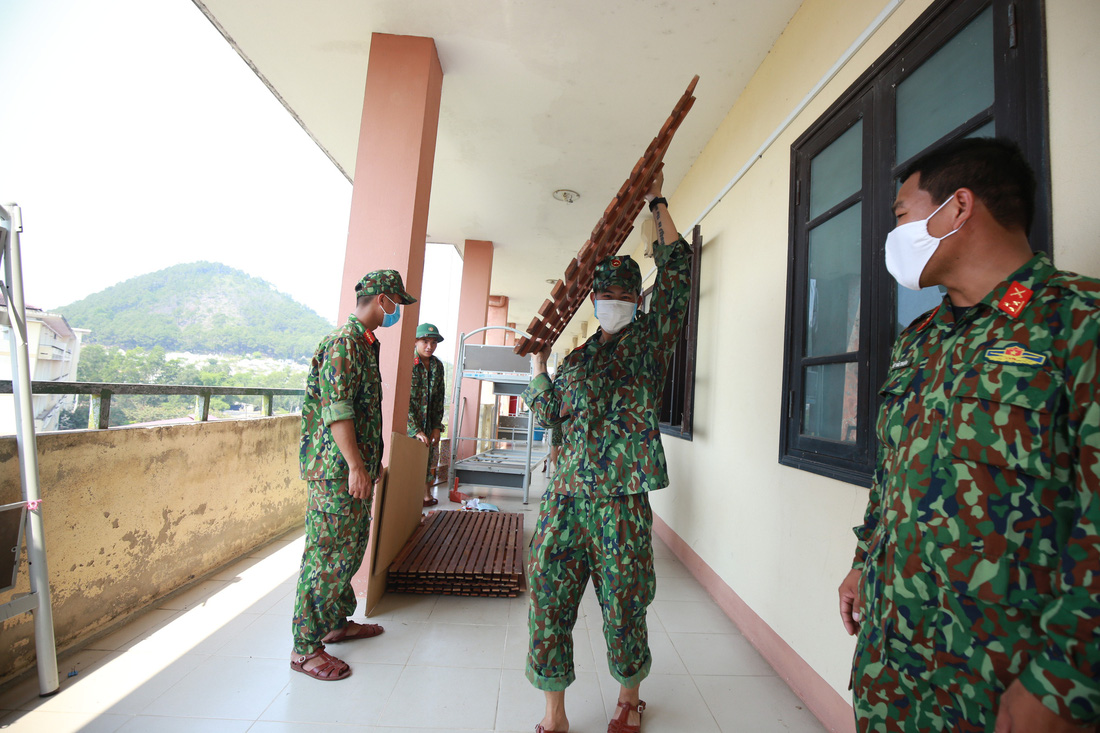 Nắng gắt miền Trung, bộ đội đẫm mồ hôi dọn điểm cách ly phòng dịch COVID-19 - Ảnh 10.