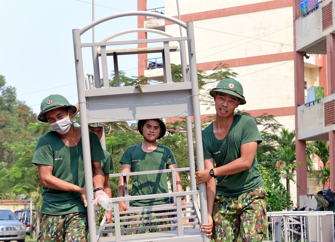 Nắng gắt miền Trung, bộ đội đẫm mồ hôi dọn điểm cách ly phòng dịch COVID-19 - Ảnh 3.