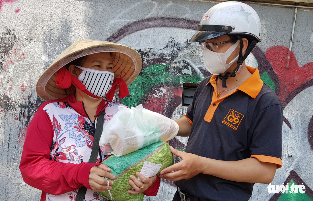 Người Sài Gòn thưa bà con bán vé số dạo: Dạ, đây là quà gởi cô, gởi dì... - Ảnh 2.