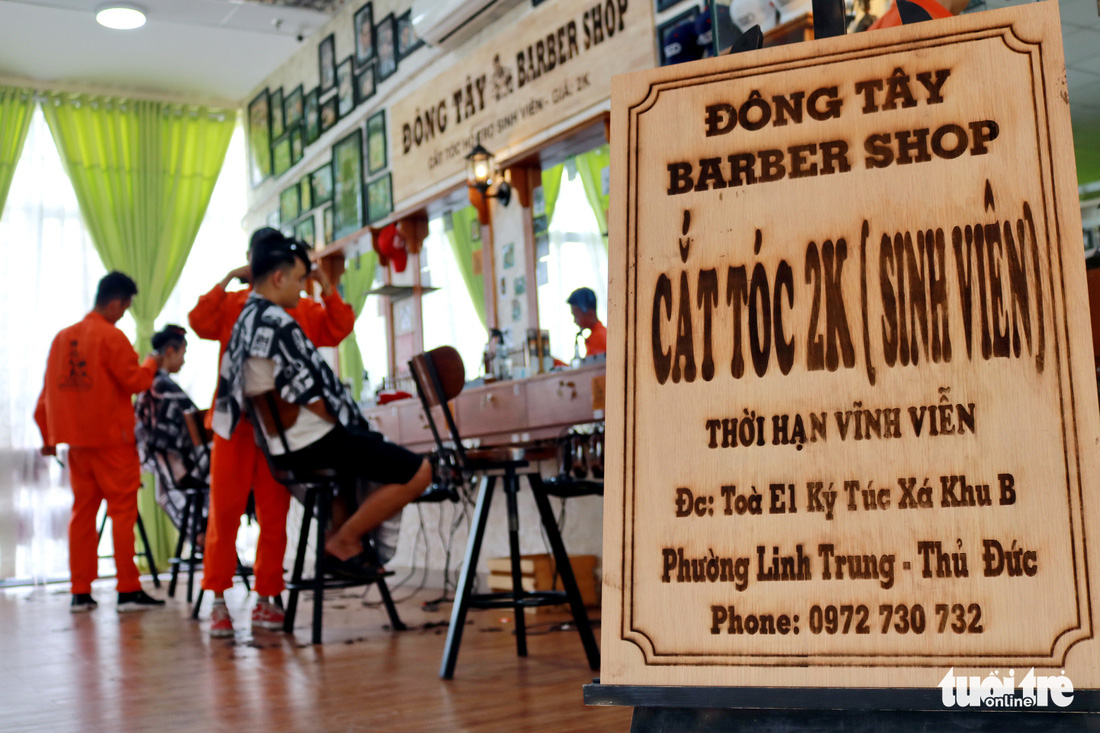 Tiệm cắt tóc giá 2.000 đồng của những anh thợ áo cam - Ảnh 5.