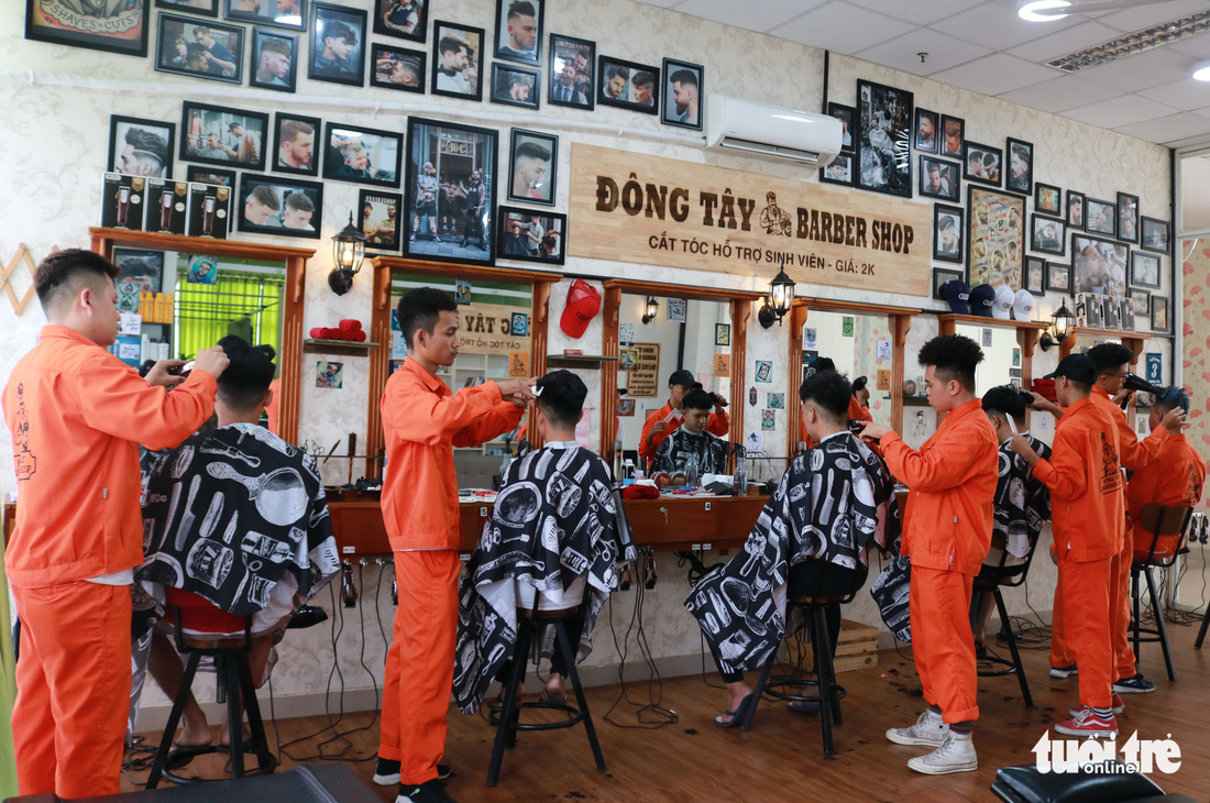 Tiệm cắt tóc giá 2.000 đồng của những anh thợ áo cam - Ảnh 1.