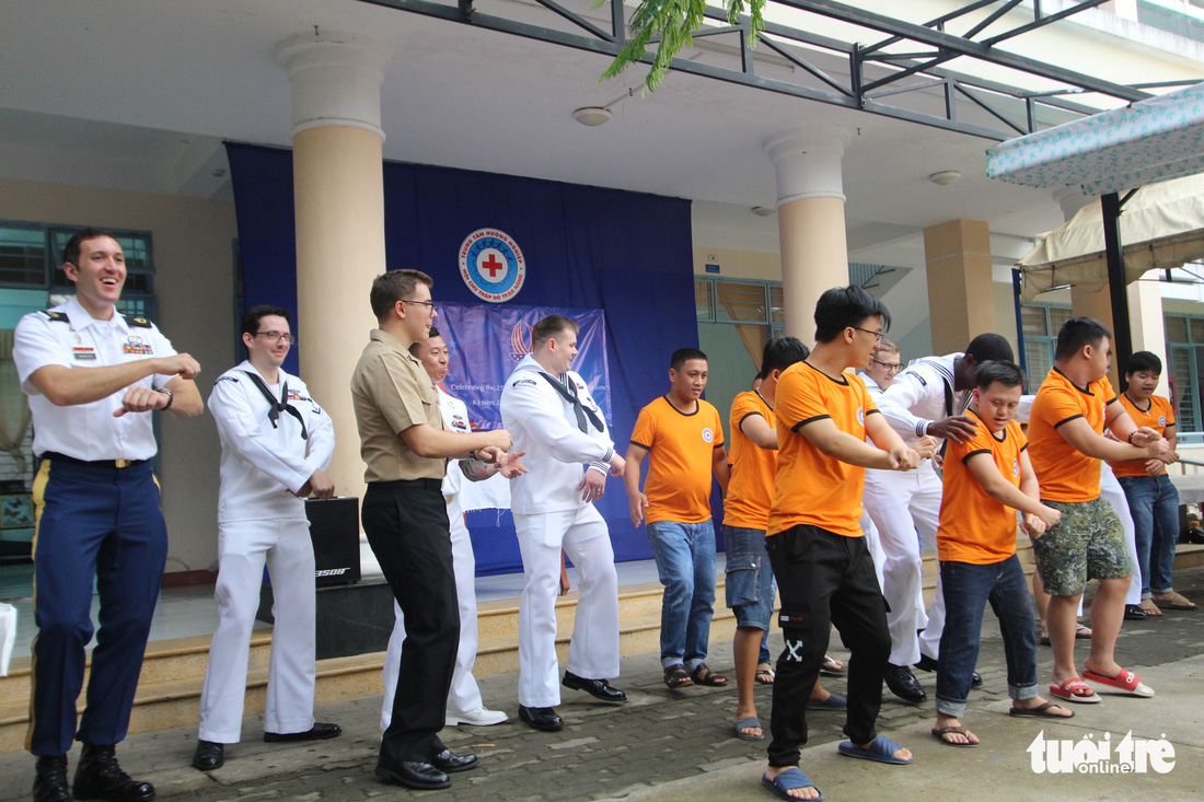 Hải quân Mỹ nhảy Gangnam style trong trung tâm dạy nghề ở Đà Nẵng - Ảnh 1.