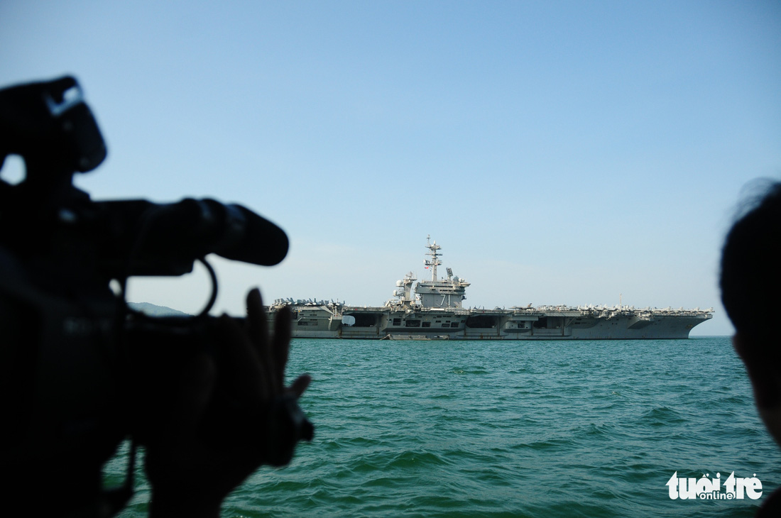 Bên trong tàu sân bay USS Theodore Roosevelt đang neo tại vịnh Đà Nẵng - Ảnh 1.