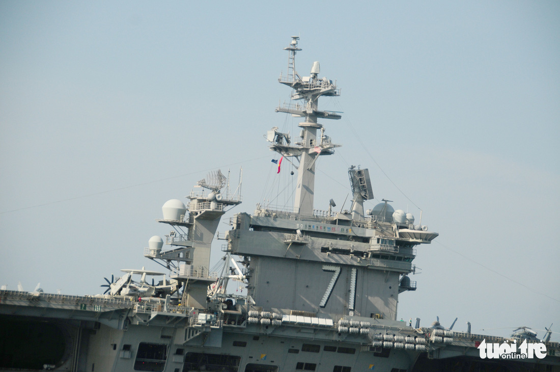 Bên trong tàu sân bay USS Theodore Roosevelt đang neo tại vịnh Đà Nẵng - Ảnh 2.