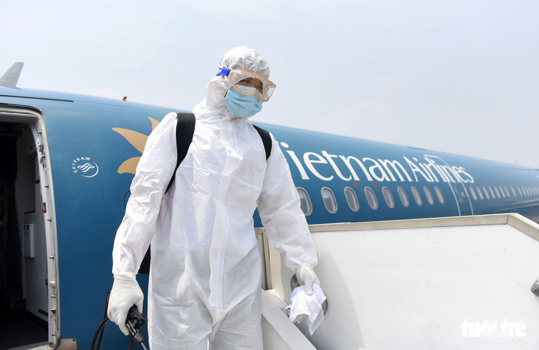 Cận cảnh khử trùng máy bay Vietnam Airlines từ Đài Loan về TP.HCM - Ảnh 9.