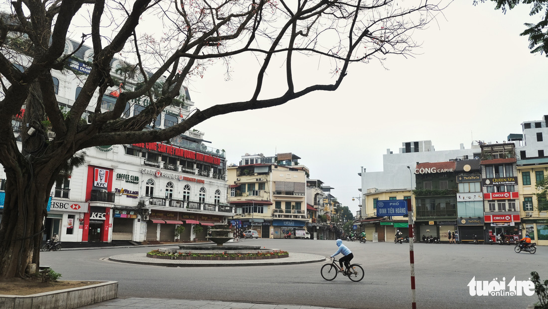 Hà Nội trầm lặng hơn trong ngày đầu cách ly toàn xã hội chống dịch - Ảnh 1.