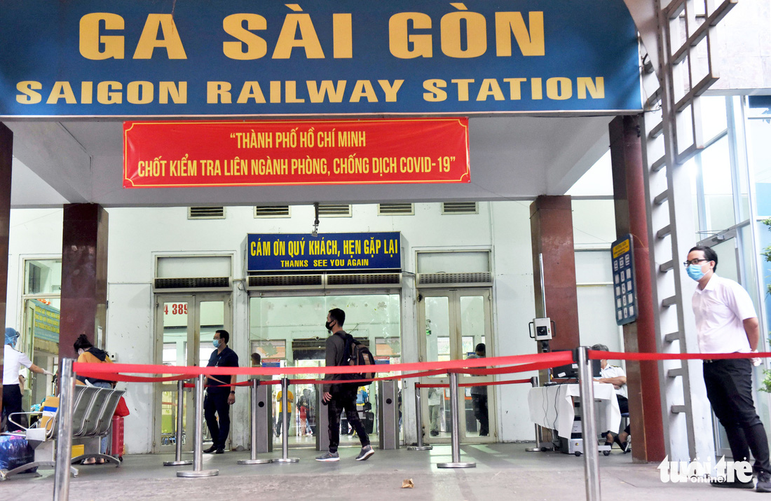 Ga Sài Gòn triển khai lấy mẫu xét nghiệm cho tất cả hành khách - Ảnh 2.
