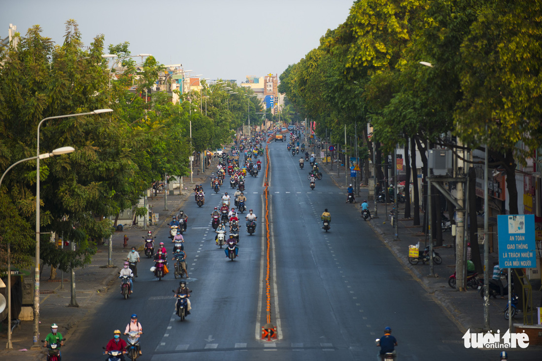 Sài Gòn những ngày không kẹt xe, không chen lấn và ít khói bụi - Ảnh 2.