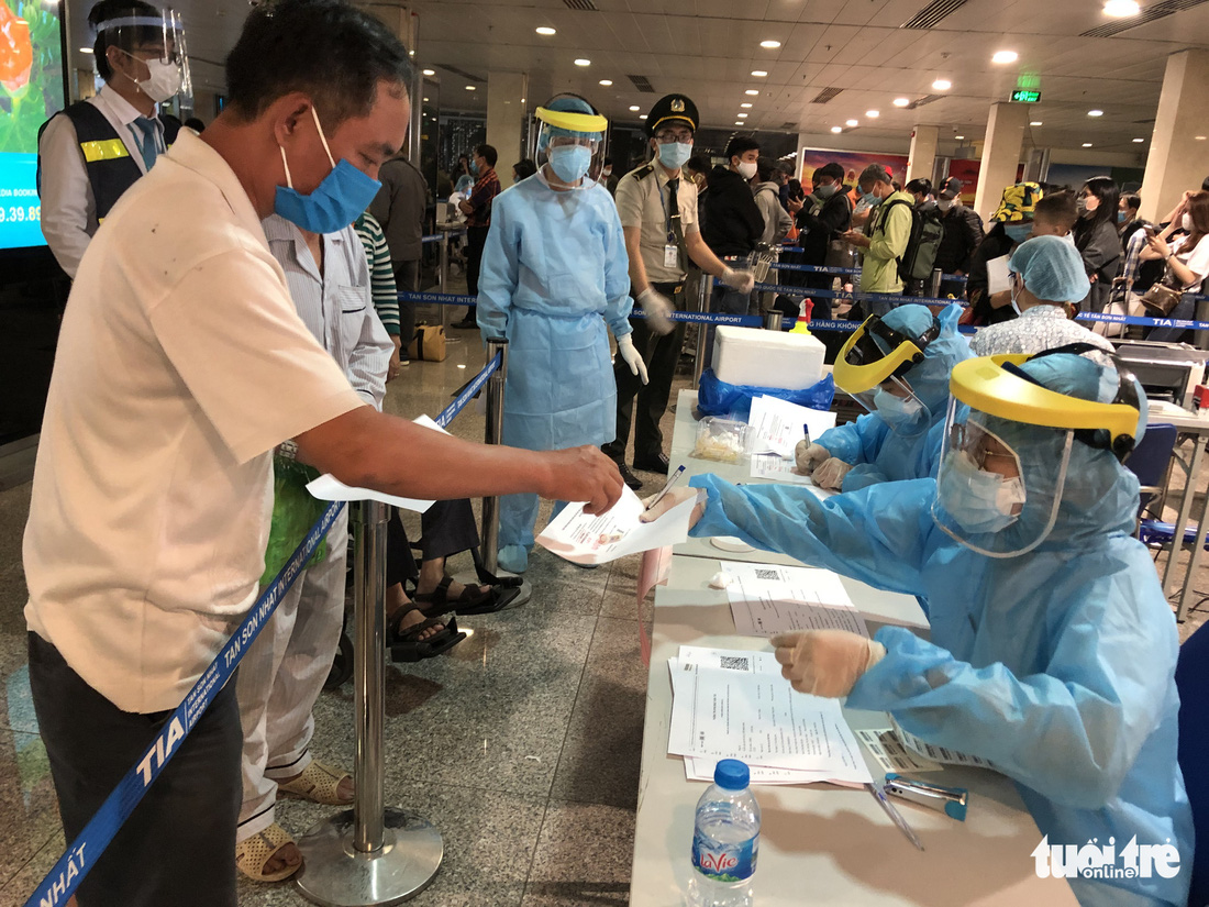 Mất 2-3 giờ chờ khai báo y tế, lấy mẫu xét nghiệm ở Tân Sơn Nhất - Ảnh 4.