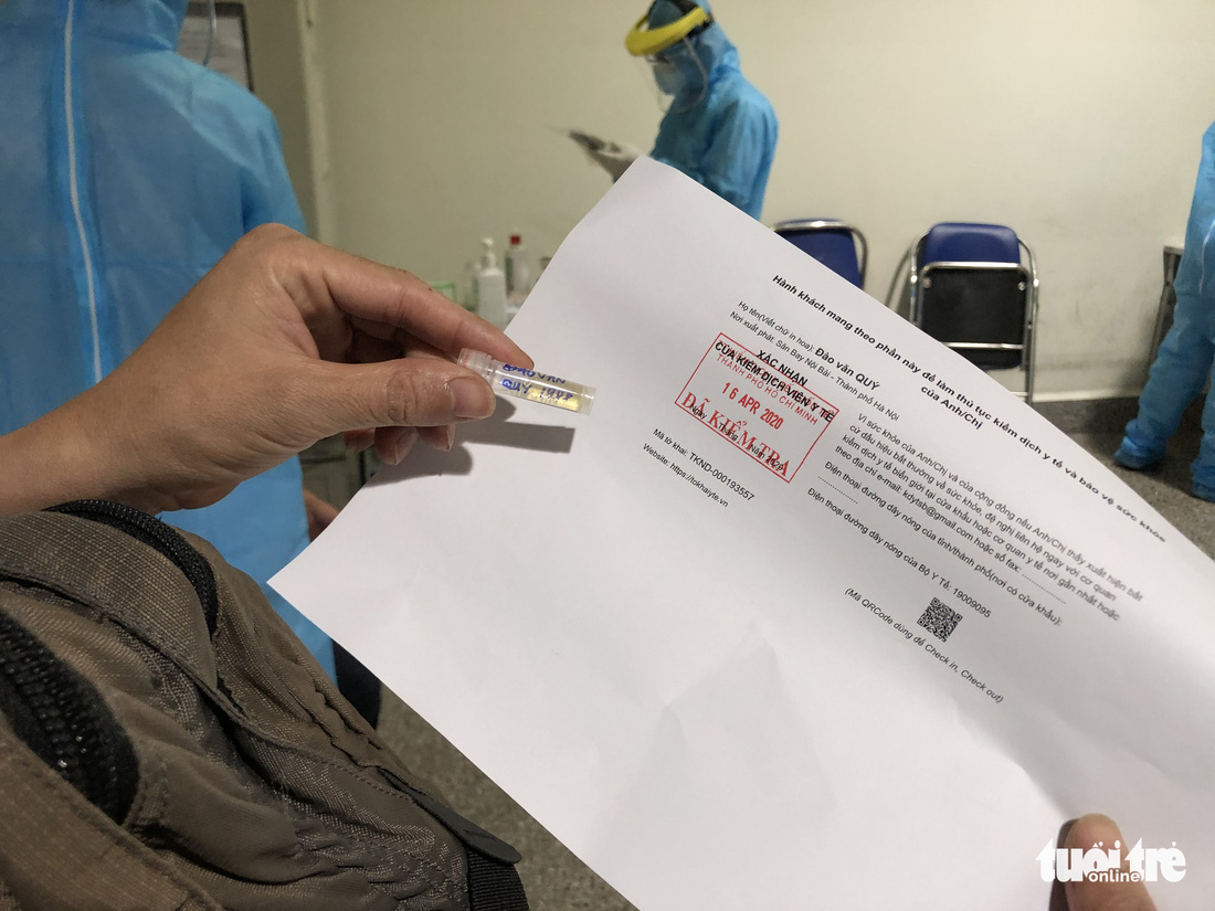 Mất 2-3 giờ chờ khai báo y tế, lấy mẫu xét nghiệm ở Tân Sơn Nhất - Ảnh 5.