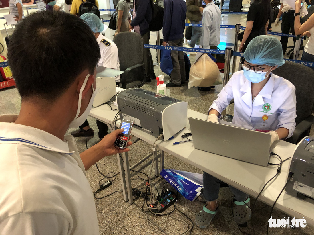 Mất 2-3 giờ chờ khai báo y tế, lấy mẫu xét nghiệm ở Tân Sơn Nhất - Ảnh 3.