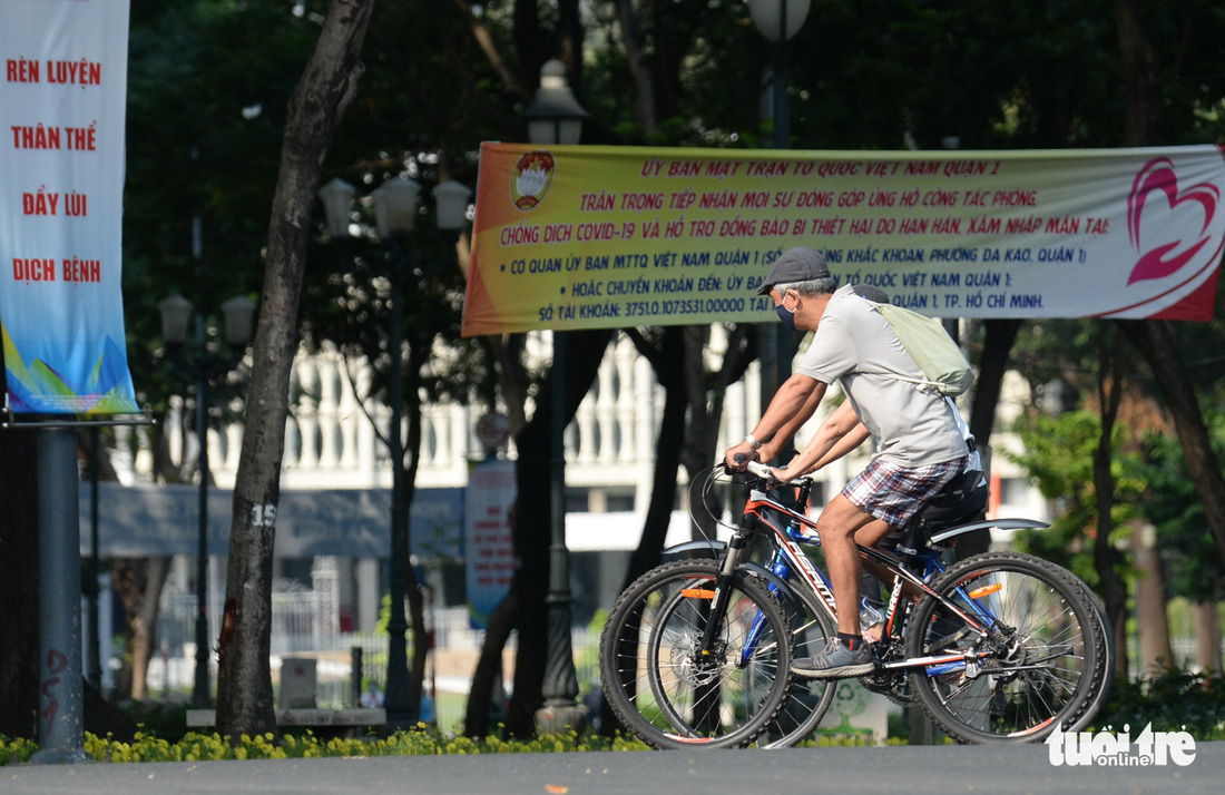 Thong thả đạp xe giữa Sài Gòn mùa phòng dịch COVID-19 - Ảnh 1.
