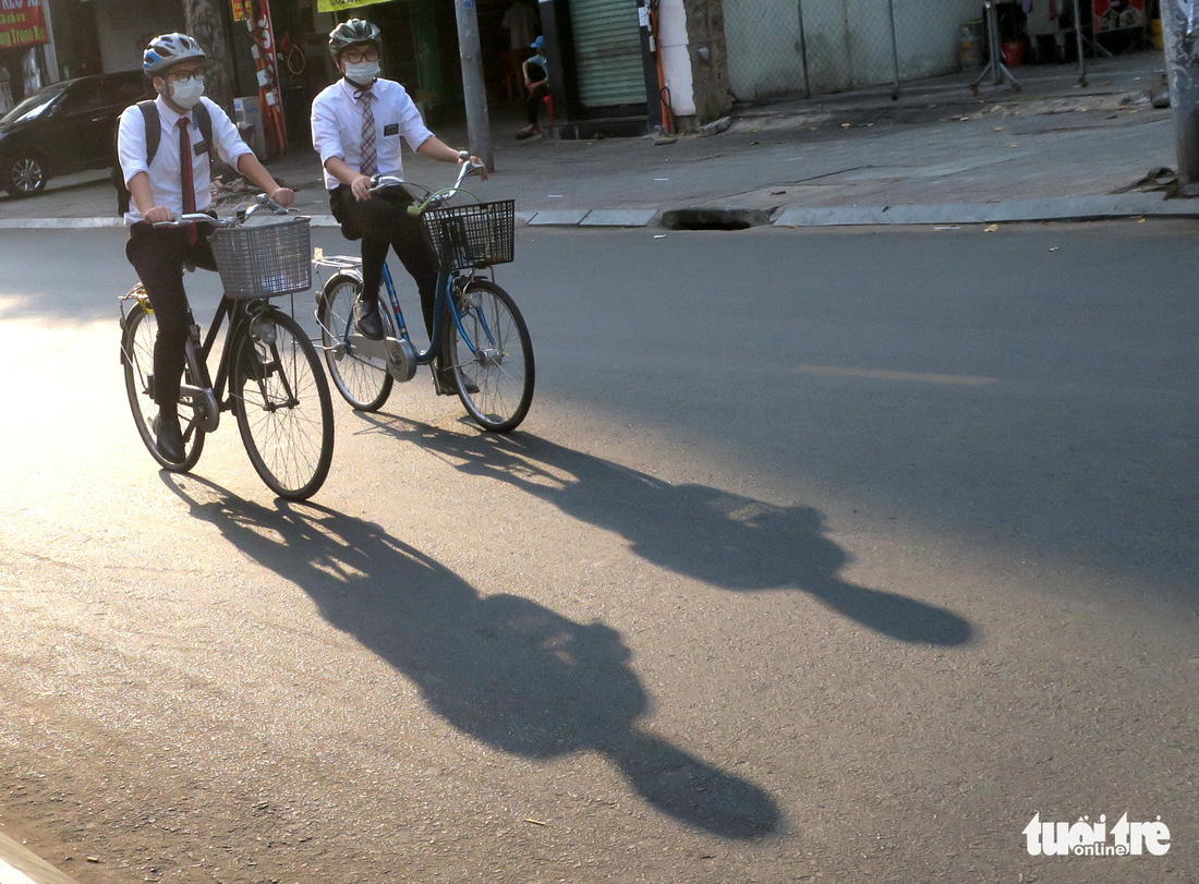 Thong thả đạp xe giữa Sài Gòn mùa phòng dịch COVID-19 - Ảnh 3.