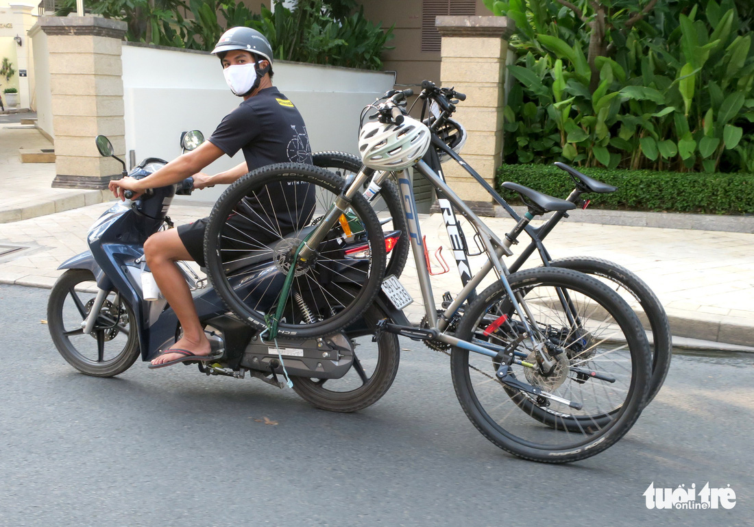 Thong thả đạp xe giữa Sài Gòn mùa phòng dịch COVID-19 - Ảnh 9.