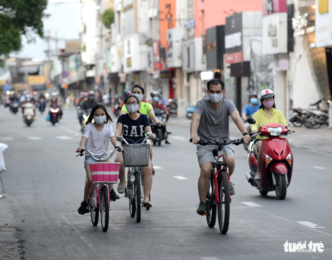 Thong thả đạp xe giữa Sài Gòn mùa phòng dịch COVID-19 - Ảnh 8.