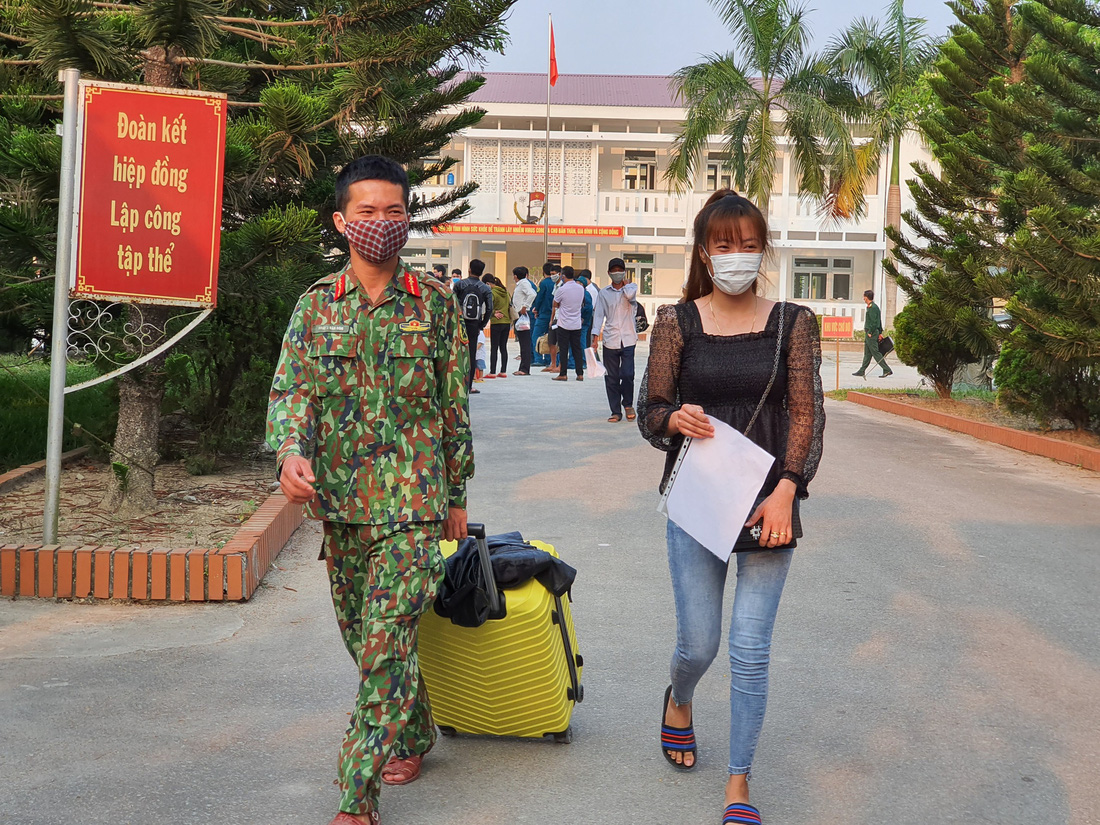 Lãnh đạo các địa phương Thừa Thiên Huế đón lao động ở Lào hết cách ly về nhà - Ảnh 1.