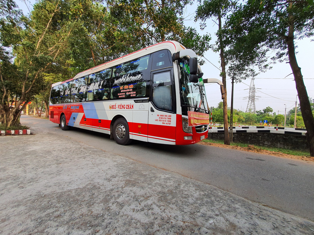 Lãnh đạo các địa phương Thừa Thiên Huế đón lao động ở Lào hết cách ly về nhà - Ảnh 10.