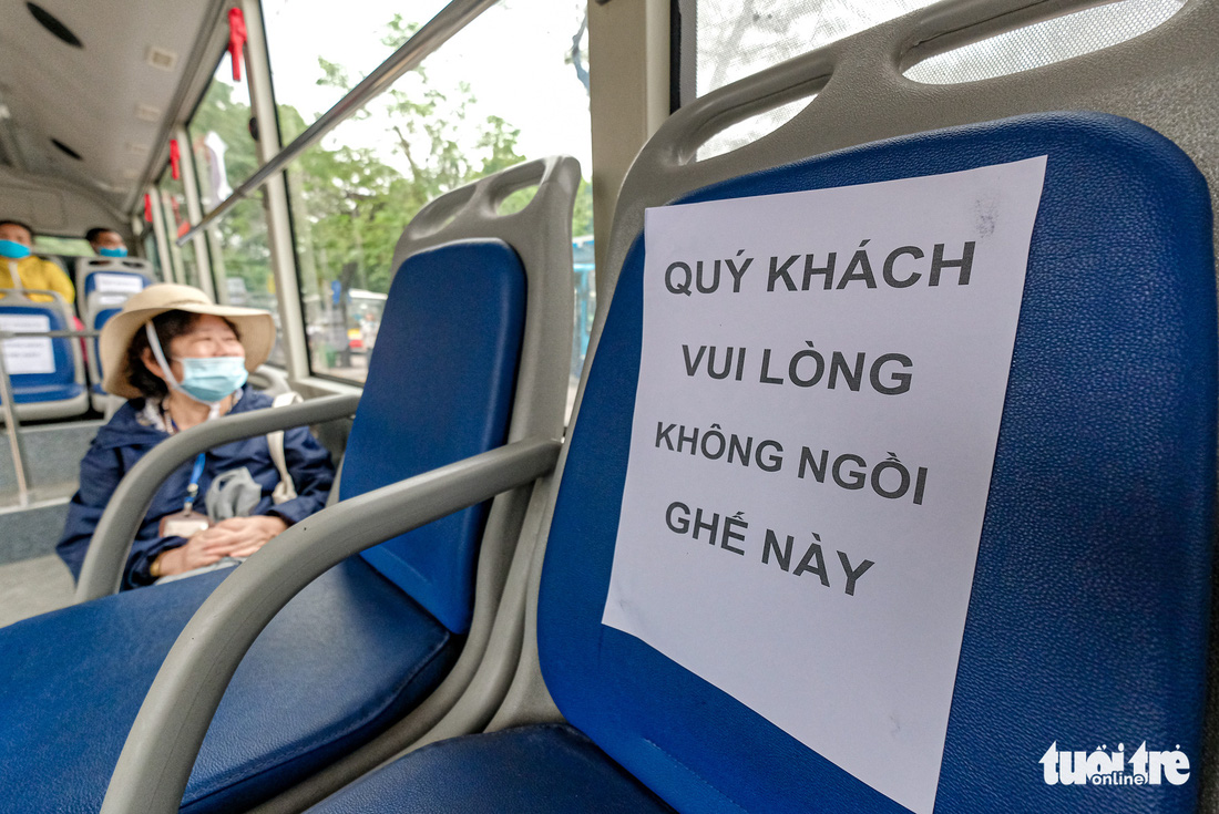 Quán cơm, xe buýt ở Hà Nội mở cửa đón khách hậu cách ly ra sao? - Ảnh 5.