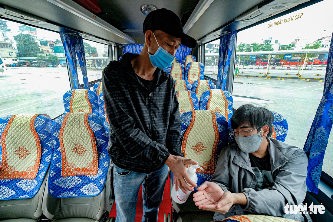 Quán cơm, xe buýt ở Hà Nội mở cửa đón khách hậu cách ly ra sao? - Ảnh 7.