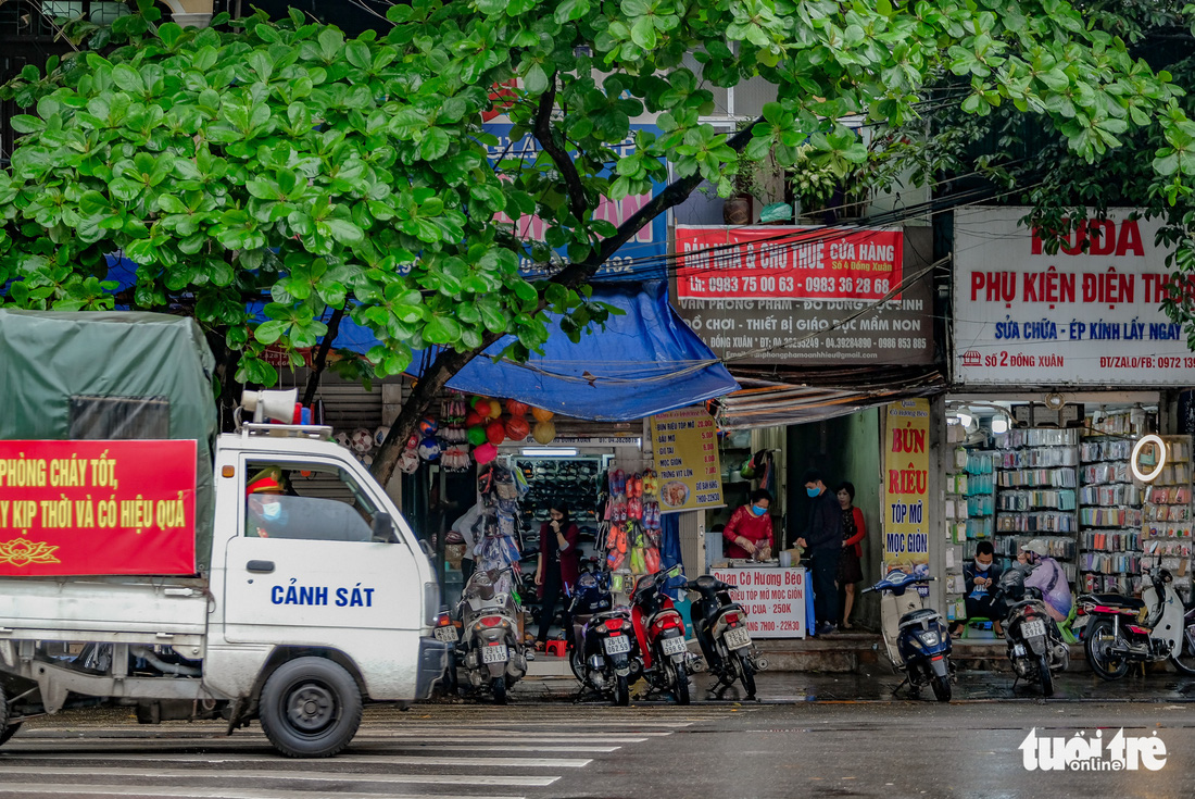 Hàng quán tại Hà Nội mở lại, lực lượng chức năng liên tục đi kiểm tra - Ảnh 6.