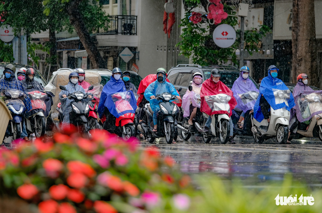 Hàng quán tại Hà Nội mở lại, lực lượng chức năng liên tục đi kiểm tra - Ảnh 9.