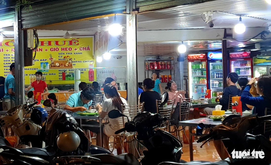 Đêm đầu nới lỏng, hàng quán Sài Gòn sáng đèn, đông vui, bán hết sớm - Ảnh 2.