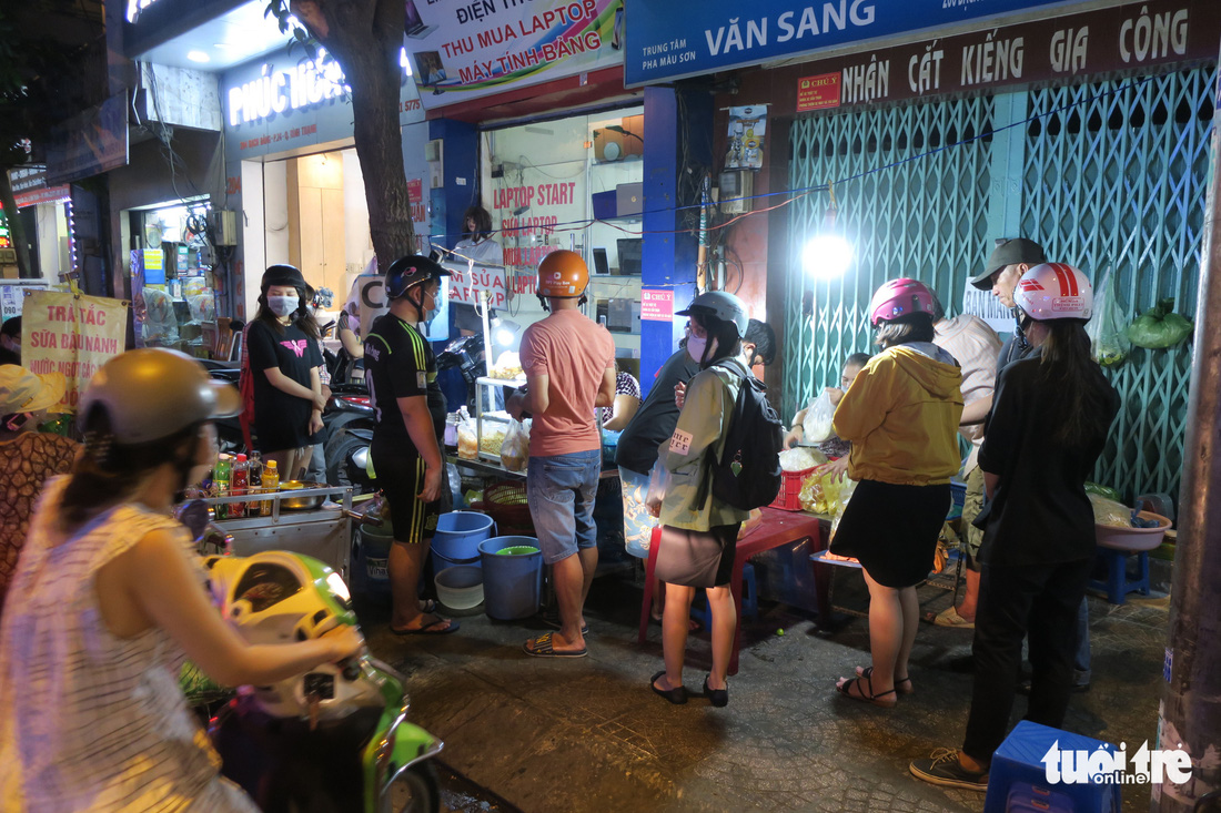 Đêm đầu nới lỏng, hàng quán Sài Gòn sáng đèn, đông vui, bán hết sớm - Ảnh 1.