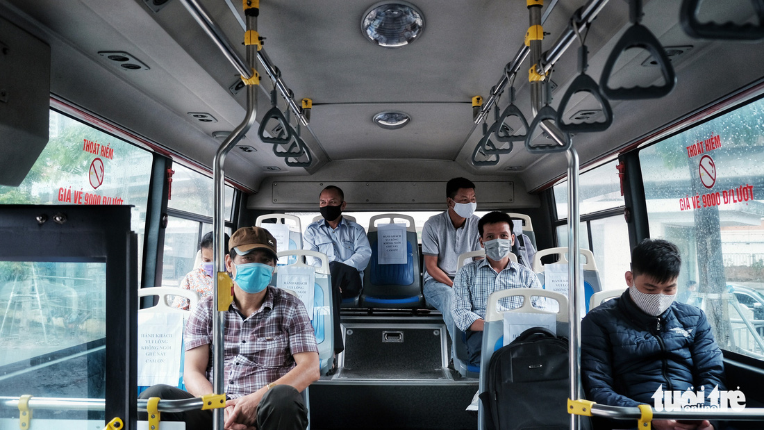 Xe buýt Hà Nội lưa thưa khách sau thời gian cách ly xã hội - Ảnh 1.