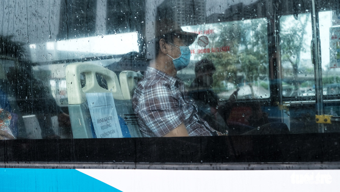 Xe buýt Hà Nội lưa thưa khách sau thời gian cách ly xã hội - Ảnh 9.